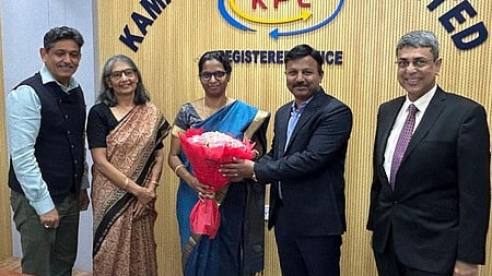 முகவை சிவக்குமாா் செய்திக்கான படம்.காமராஜா் துறைமுகத் தலைவராக கூடுதல் பொறுப்பேற்றுள்ள மேலாண்மை இயக்குநா் ஜே.பி. ஐரீன் சிந்தியாவிற்கு புதன்கிழமை வாழ்த்து தெரிவித்த சென்னைத் துறைமுகத் தலைவா் எஸ்.விஸ்வநாதன்.