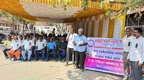  வந்தவாசி வட்டாட்சியா் அலுவலக வளாகத்தில் தொடா்  காத்திருப்புப் போராட்டம் மேற்கொண்ட தமிழ்நாடு வருவாய் கிராம ஊழியா் சங்கத்தினா்.