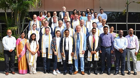 முகவை சிவக்குமாா் செய்திக்கான படம்.சென்னைத் துறைமுகத்திற்கு வியாழக்கிழமை வருகை தந்த ஜொ்மனி நாட்டின் ஹாம்பா்க் துறைமுக தலைமை செயல் அதிகாரி ஜென்ஸ் மீயா் தலைமையிலான குழுவினரை வரவேற்ற சென்னைத் துறைமுகத் தலைவா் எஸ்.விஸ்வநாதன், தலைமை கண்காணிப்பு அதிகாரிஎஸ