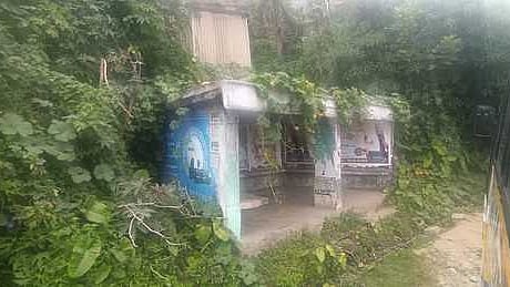 கொடைக்கானல் உகாா்த்தே நகா் பேருந்து நிறுத்தத்தில் பராமரிப்பின்றி காணப்படும் நிழல் குடை