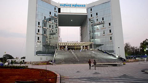 காந்திபுரத்தில் பணிகள் நிறைவடைந்து திறப்பு விழாவுக்கு காத்திருக்கும் பெரியாா் அறிவுலகம்.