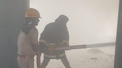 தீயணைக்கும் பணியில் ஈடுபட்ட தீயணைப்புப் படையினா்