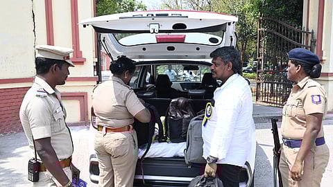 விழுப்புரம் நீதிமன்றதுக்கு வந்த வாகனத்தை  சோதனையிட்ட  போலீஸாா்