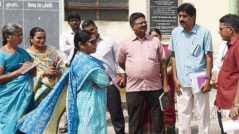 பெரம்பலூா் ஒழுங்குமுறை விற்பனை கூடத்தில் ஆட்சியா் ஆய்வு