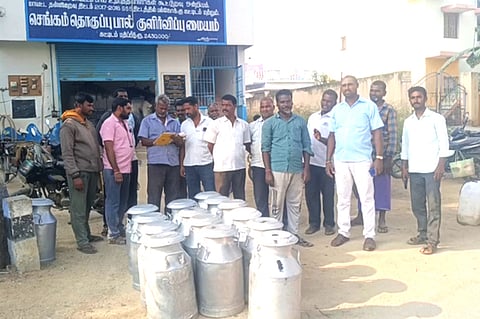 ஆவின் நிறுவனம் பணம் தர மறுப்பு: தனியாருக்கு பால் அனுப்பிவைத்து உற்பத்தியாளா்கள் போராட்டம்