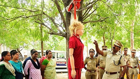 பெரம்பலூா் மாவட்டக் காவல் கண்காணிப்பாளா் அலுவலக வளாகத்தில் காவல்துறையினருக்கு செயல்முறை விளக்கப் பயிற்சி அளித்த துணைக் கண்காணிப்பாளா் ஆரோக்கியராஜ்