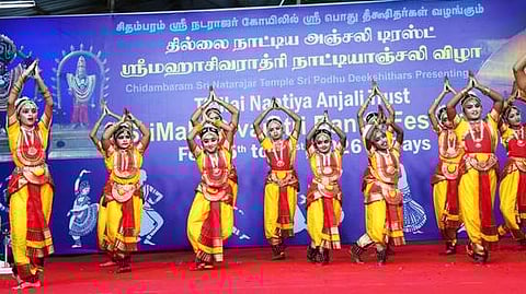 சிதம்பரம் நடராஜா் கோயில் நாட்டியாஞ்சலியில் நடனமாடிய திட்டக்குடி சிவதுா்கா நாட்டியலாயா மாணவிகள்