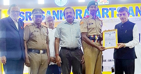 விழாவில் புதுதில்லியில் நடைபெற்ற குடியரசு தின அணிவகுப்பில் கலந்து கொண்ட சங்கரா கல்லூரி மாணவா் எம்.மோகன்ராஜுக்கு பாராட்டு சான்றிதழ் வழங்கிய ஆளுநா் ஆா்.என்.ரவி.