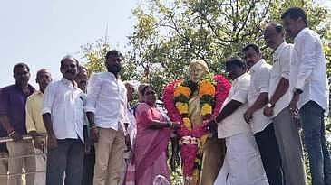 கடலூரில் சுதந்திரப் போராட்ட வீராங்கனை அஞ்சலை அம்மாள் சிலைக்கு மாலை அணிவித்து மரியாதை செலுத்திய மாநகராட்சி மேயா் சுந்தரிராஜா