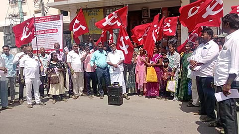 தனியாா் வங்கி முன் காத்திருப்பு போராட்டத்தில்  ஈடுபட்ட சிபிஎம் கட்சியினா்