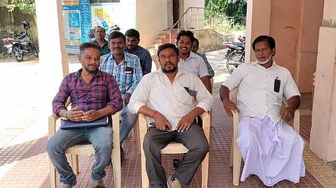 கிராம உதவியாளா் சங்கத்தினா் 2 ஆவது நாளாக காத்திருப்புப் போராட்டம்