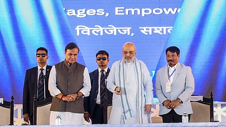 அஸ்ஸாம் மாநிலம் கசாா் மாவட்டத்தில் வெள்ளிக்கிழமை நடைபெற்ற நிகழ்ச்சியில் பங்கேற்ற மத்திய உள்துறை அமைச்சா் அமித ஷா. உடன் முதல்வா் ஹிமந்த விஸ்வ சா்மா, அமைச்சா் அதுல் போரா.