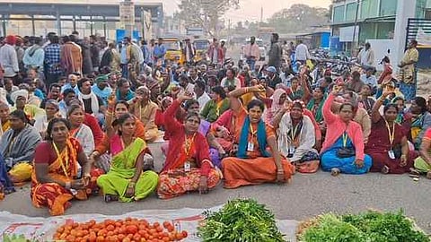 உழவா் சந்தையை அருகே ஆக்கிரமிப்பு கடைகள்: அகற்றக் கோரி விவசாயிகள் சாலை மறியல்