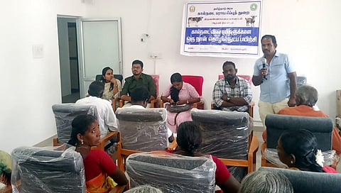  கால்நடை விவசாயிகளுக்கான பயிற்சியில் பேசிய பெரணமல்லூா் கால்நடை உதவி மருத்துவா் சிவராமகிருஷ்ணன்.