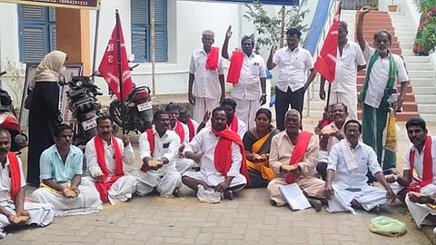 கும்பகோணம் உதவி ஆட்சியரகம் முன் போராடிய விவசாயிகள் சங்கத்தினா்