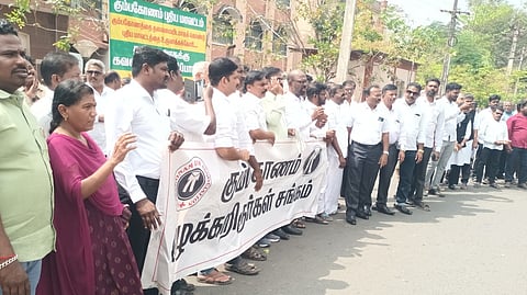 ஆா்ப்பாட்டம் நடத்திய வழக்குரைஞா்கள்