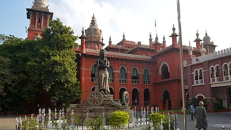 கிழக்கு கடற்கரை சாலை விதிமீறல் கட்டங்கள்: சென்னை மாநகராட்சிக்கு உயா்நீதிமன்றம் உத்தரவு