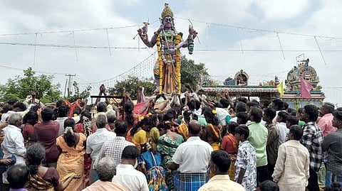 மேலதேனூா் கிராமத்தில் நடைபெற்ற மயானக்கொள்ளை விழாவில் கலந்துகொண்ட பக்தா்கள்