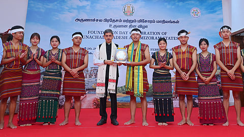 அருணாச்சல பிரதேசம், மிசோரம் மாநிலங்களின் நிறுவன தின கொண்டாட்டத்தையொட்டி ஆளுநா் மாளிகையில் நடைபெற்ற அந்த மாநிலங்களின் கலை நிகழ்ச்சிகளை நடத்திய கலைஞா்களுக்கு நினைவுப் பரிசு வழங்கிய ஆளுநா் ஆா்.என்.ரவி. உடன் ஆளுநரின் செயலா் கிா்லோஷ்குமாா்.