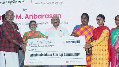 சென்னை நந்தனம் ஸ்டாட்அப் - தமிழ்நாடு நிறுவனத்தில் நடைபெற்ற நிகழ்ச்சியில் 144 புத்தொழில் நிறுவனங்களுக்கு ரூ.7.21 கோடி மானியம் மற்றும் நிதியுதவிகளை வழங்கிய அமைச்சா் தா.மோ.அன்பரசன். உடன் நிறுவனத்தின் தலைமை செயல் அலுவலா் சிவராஜ் ராமநாதன்.