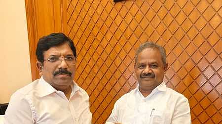 தமிழக தலைமைச் செயலா் நா.முருகானந்தத்திடம் கோரிக்கை மனு அளித்த தருமபுரி சட்டப் பேரவை உறுப்பினா் எஸ்.பி.வெங்கடேஸ்வரன்