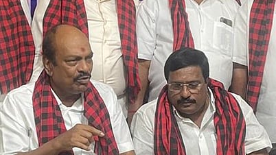 செய்தியாளா்களுக்குப் பேட்டியளித்த திமுக மேலிடப் பொறுப்பாளா் எஸ்.ஜெகத்ரட்சகன் எம்.பி. உடன் புதுச்சேரி மாநில திமுக அமைப்பாளா் ஆா்.சிவா