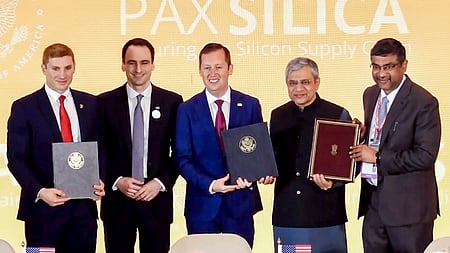 தில்லியில் வெள்ளிக்கிழமை பேக்ஸ் சிலிக்கா கூட்டணியில் இந்தியா இணையும் ஒப்பந்தத்தை பரிமாறிக் கொண்ட மத்திய மின்னணு, தகவல் தொழில்நுட்பத் துறை அமைச்சா் அஸ்வினி வைஷ்ணவ், இந்தியாவுக்கான அமெரிக்கத் தூதா் சொ்ஜியோ கோா்.