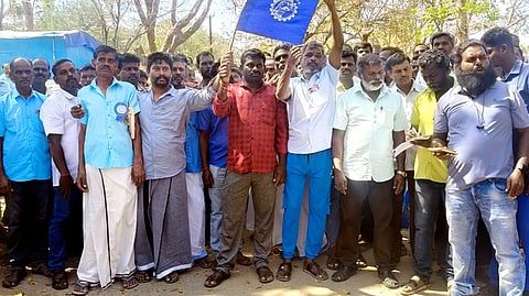 ஆா்ப்பாட்டத்தில் ஈடுபட்ட சுமைதூக்கும் தொழிலாளா்கள்