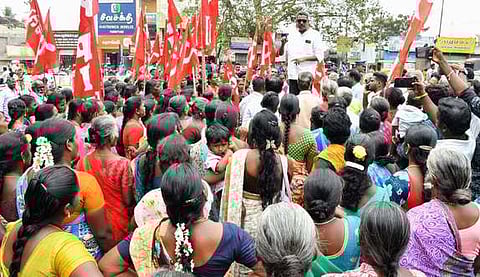 பட்டா வழங்கக்கோரி கோட்டாட்சியா் அலுவலகத்தில் மனு கொடுக்கும் போராட்டம்