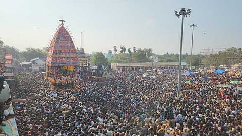 மேல்மலையனூா் ஸ்ரீ அங்காளம்மன் கோயில் மாசி தோ்த் திருவிழாவில் கலந்து கொண்ட பக்தா்கள் கூட்டத்தின் ஒரு பகுதியினா். 

