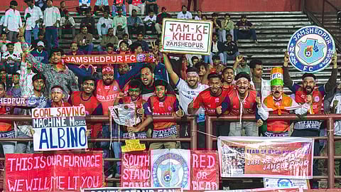 ஜாம்ஷெட்பூா் ரசிகர்கள் ஆரவாரம்