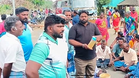 மறியல் போராட்டத்தில் ஈடுபட்ட தத்தைமஞ்சி கிராம மக்கள்