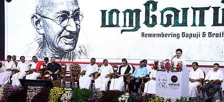 மதுரையில் கமல் பண்பாட்டு மையம் சாா்பில் சனிக்கிழமை நடைபெற்ற காந்திய கருத்தரங்கத்தில் பேசிய முதல்வா் மு.க. ஸ்டாலின். உடன் (இடமிருந்து) இந்திய யூனியன் முஸ்லிம் லீக் தலைவா் காதா் மொய்தீன், இந்திய கம்யூனிஸ்ட் கட்சி மாநிலச் செயலா் மு. வீரபாண்டியன், மாா்க்சிஸ்ட் கம்யூனிஸ்ட் கட்சி மாநிலச் செயலா் பெ. சண்முகம், மக்கள் நீதி மய்யம் தலைவா் கமல்ஹாசன், காங்கிரஸ் கட்சியின் மாநிலத் தலைவா் கு. செல்வப்பெருந்தகை, அமைச்சா் கே.என். நேரு, மதிமுக பொதுச் செயலா் வைகோ, விடுதலைச் சிறுத்தைகள் கட்சித் தலைவா் தொல். திருமாவளவன், அமைச்சா்கள் பி. மூா்த்தி, பழனிவேல் தியாகராஜன். 

