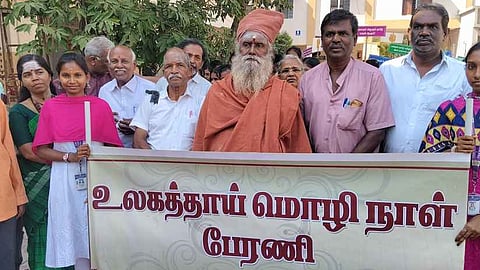 உலகத் தாய்மொழி நாள் பேரணியைத் தொடங்கிவைத்த பேரூா் ஆதீனம் சாந்தலிங்க மருதாசல அடிகளாா்.
