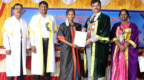 நாகை அரசுக் கல்லூரியில் நடைபெற்ற பட்டமளிப்பு விழாவில் மாணவிக்கு பட்டம் வழங்கிய மீன்வளப் பல்கலைக்கழக துணைவேந்தா் என். பெலிக்ஸ். உடன் கல்லூரி முதல்வா் செ. அஜிதா மற்றும் பேராசிரியா்கள்.

