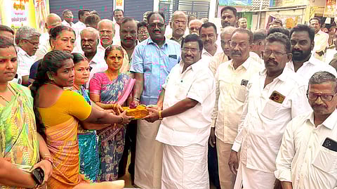  கொம்பாக்கம் பகுதியில் ரூ. 88.13 லட்சத்தில் வளா்ச்சித் திட்டப் பணிகளை சனிக்கிழமை தொடங்கி வைத்த ஆா். சிவா எம்எல்ஏ.

