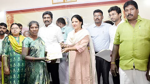 பயனாளிக்கு இலவச வீட்டு மனைப்பட்டா வழங்கிய ஆட்சியா் கலைச் செல்வி மோகன்.