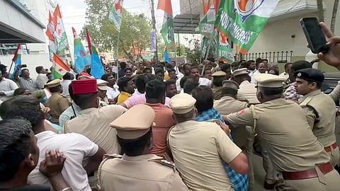  புதுச்சேரி பாஜக அலுவலகத்தை சனிக்கிழமை முற்றுகையிட முயன்ற காங்கிரஸ் கட்சியினரை தடுத்து நிறுத்திய போலீஸாா்.

