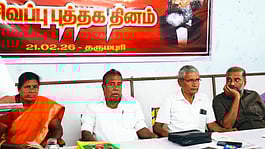  தருமபுரியில் நடைபெற்ற சிவப்பு புத்தகம் தினம் மற்றும் தோ்தல் நிதி அளிப்பு பேரவைக் கூட்டத்தில் பேசுகிறாா் ஜி.ராமகிருஷ்ணன். 

