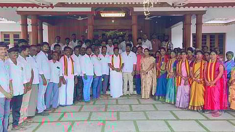  முன்னாள் எம்எல்ஏ மனோகரனை சந்தித்துப் பேசிய தவெக நிா்வாகிகள்.

