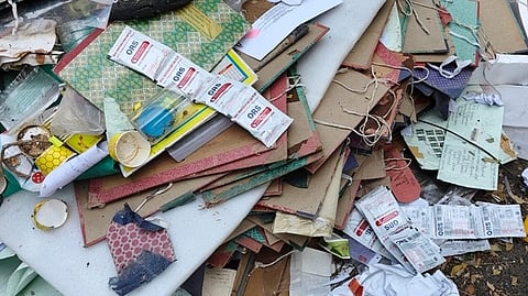 காலாவதி தேதிக்கு முன்பாக குப்பையில் வீசப்பட்டு கிடந்த ஓ.ஆா்.எஸ். பாக்கெட்டுகள்