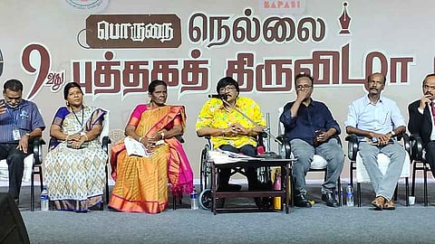   கருத்தரங்கில்  பேசுகிறாா் கவிஞா் மனுஷ்யபுத்திரன். 