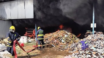 மைக்கா கழிவுப் பொருள்கள் கிடங்கில் பற்றிய தீயை அணைத்த தீயணைப்பு வீரா்கள்