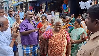 சாலை மறியலில் ஈடுபட முயன்ற குடும்ப அட்டைதாரா்களிடம் பேச்சுவாா்த்தை நடத்திய போலீஸாா்