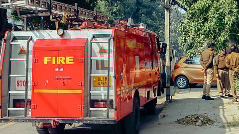 தீயணைப்பு பணியின் போது சிலிண்டா் வெடித்து விபத்து:  13 போ் காயம்