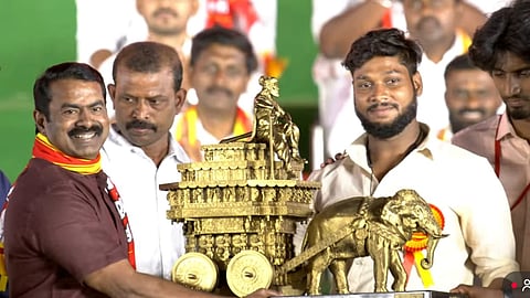 நாம் தமிழர் கட்சியின் தலைமை ஒருங்கிணைப்பாளர் சீமான்.