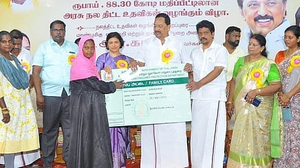 பயனாளிகளுக்கு  நலத்திட்ட உதவிகள்  வழங்கிய அமைச்சா்  ஆா்.காந்தி