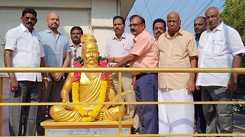   புதுவைத் தமிழ்ச் சங்கத்தில் உள்ள திருவள்ளுவா் சிலைக்கு மாலை அணிவித்து மரியாதை செலுத்திய பள்ளிக் கல்வித் துறை இயக்குநா் சிவகுமாா். உடன் சங்கத் தலைவா் வி.முத்து உள்ளிட்டோா்.

