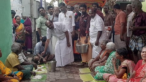  அன்னதானத்தை தொடங்கி வைத்த கடம்பூா் செ. ராஜு எம்எல்ஏ.

