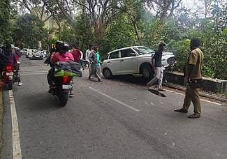  கொடைக்கானல்- வத்தலகுண்டு மலைச் சாலையில் வடகரைப்பாறை அருகே விபத்துக்குள்ளான காா்.

